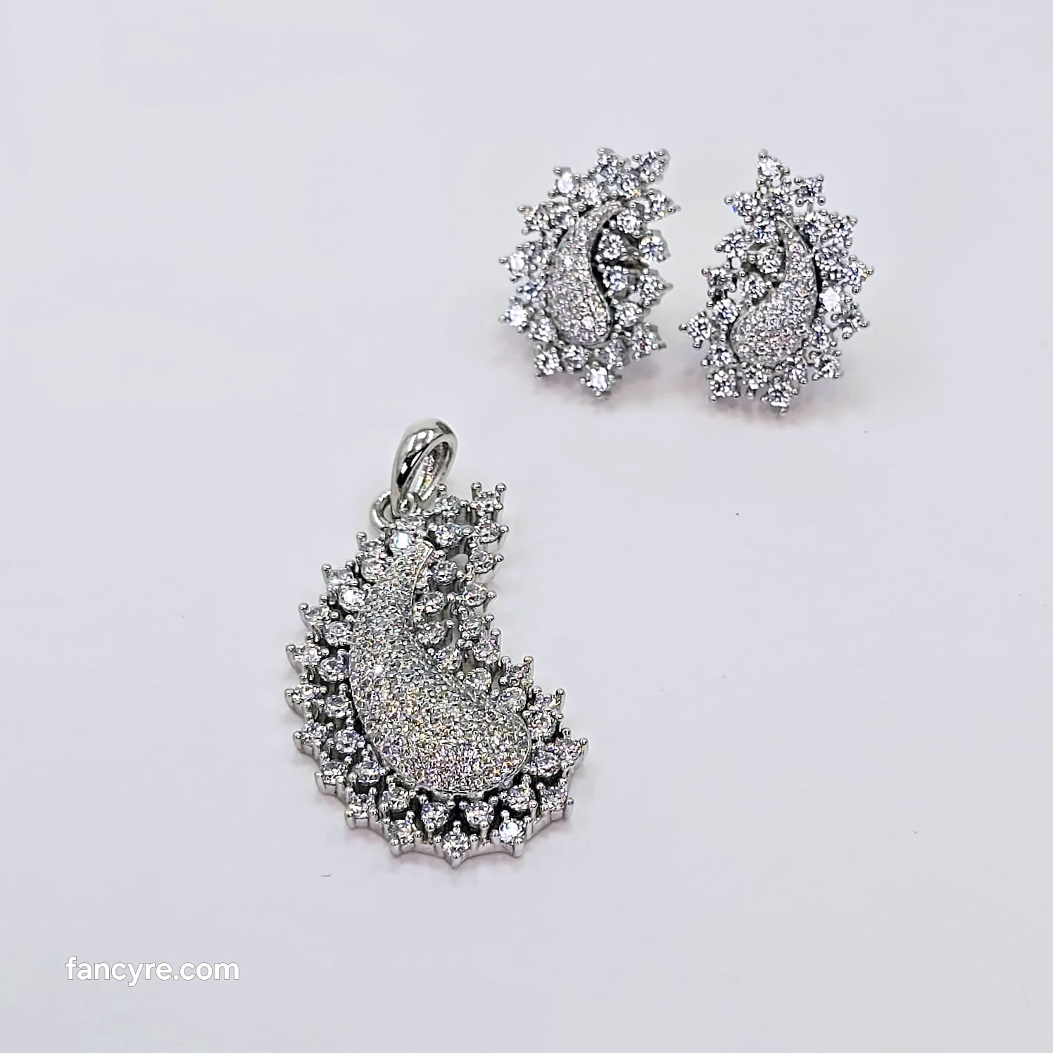 The Haze Whitegold A.D Pendant Earring