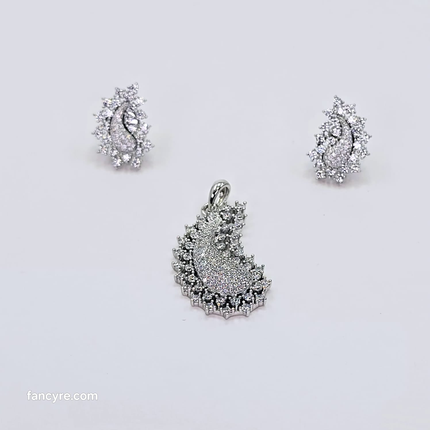 The Haze Whitegold A.D Pendant Earring