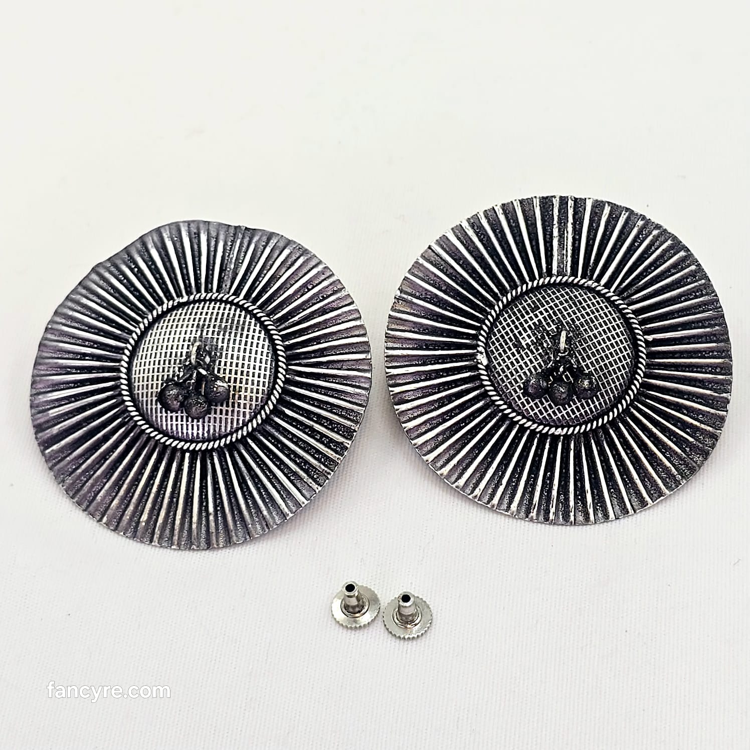 The Vivi Oxidized Earring