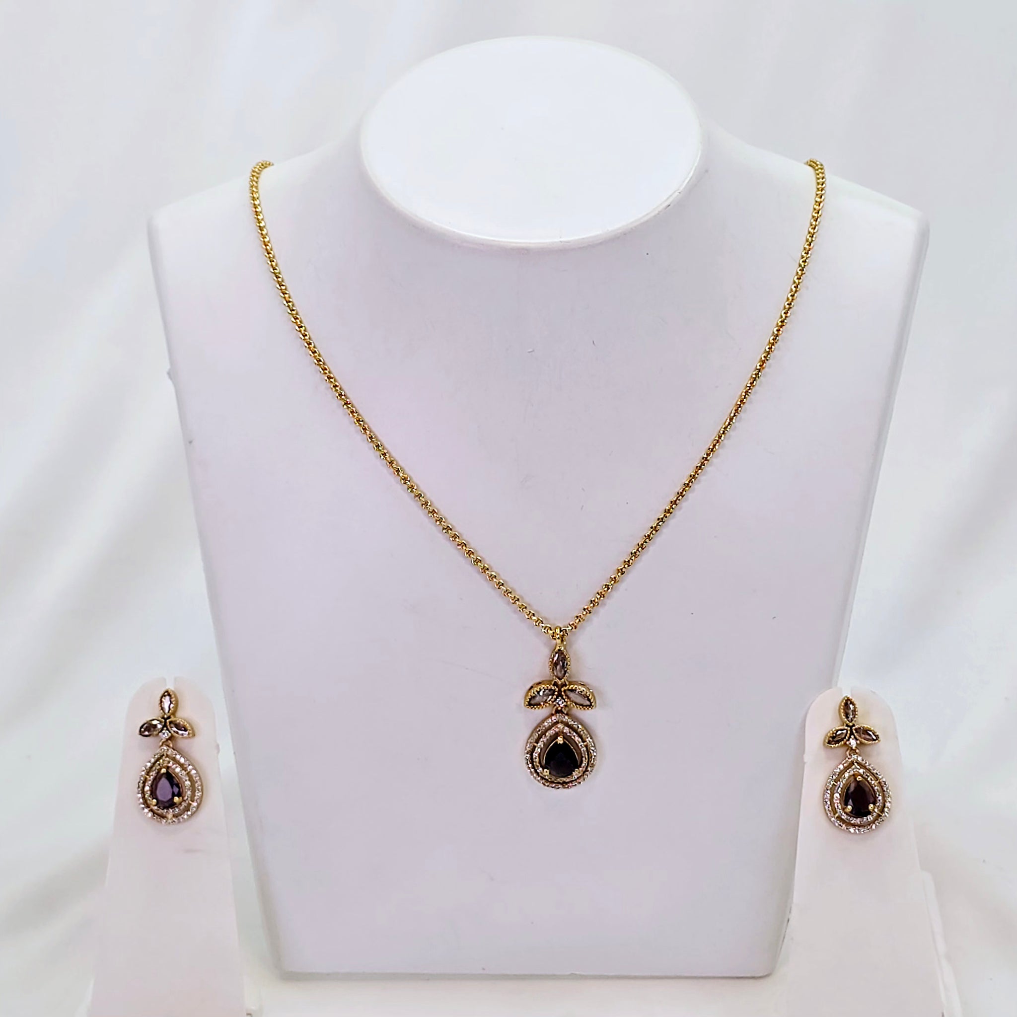 The Ankisha Kempu Pendant Earring Set