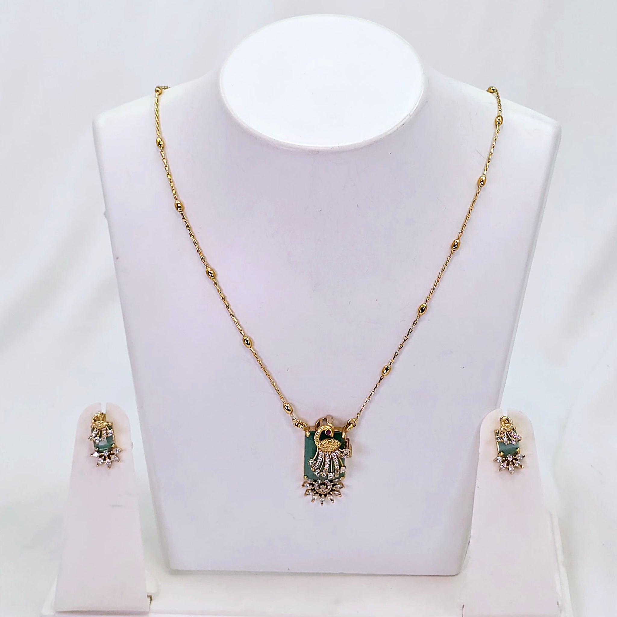 The Avnika Kempu Pendant Earring Set