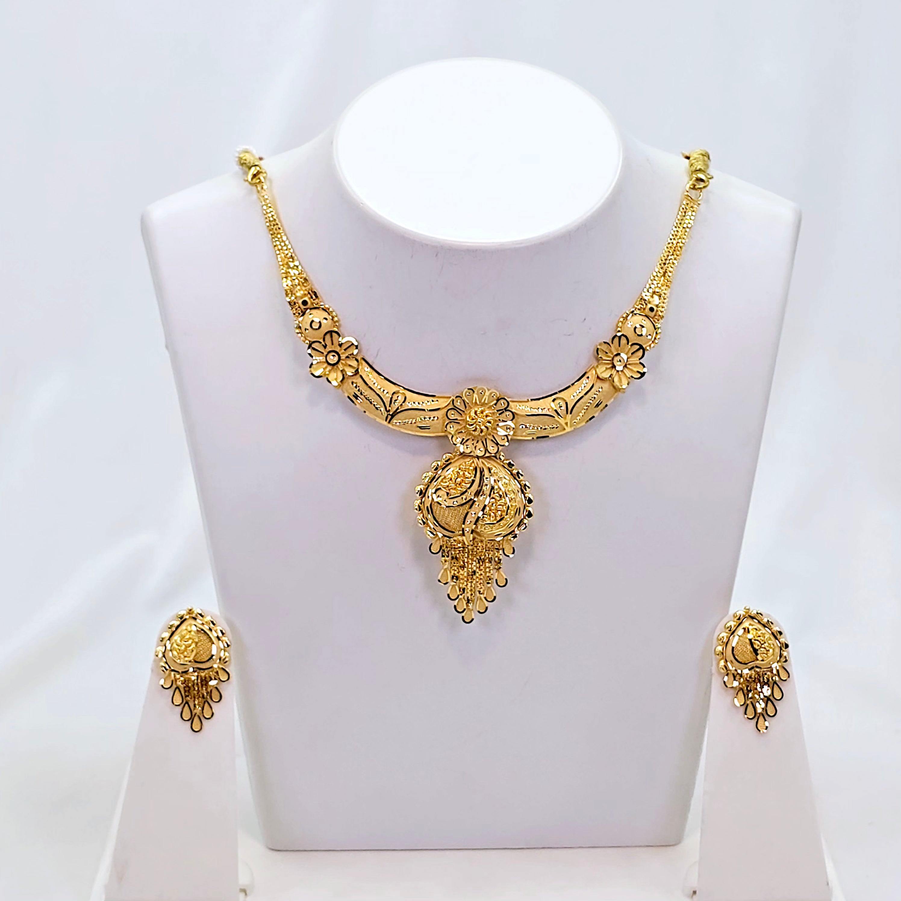 The Arpita Goldforming Necklace