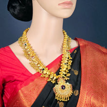 The Preksha Antique Goldforming Saaj