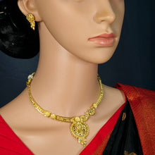 The Avisha Goldforming Necklace