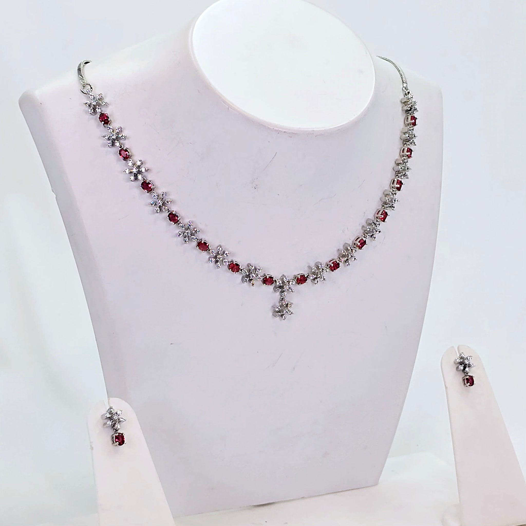 The Ivanka Whitegold A.D Necklace