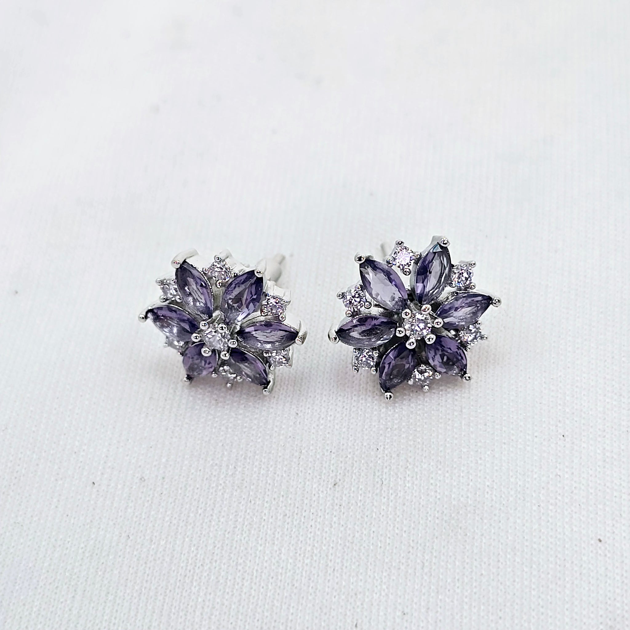 The Yasti Whitegold A.D Earring