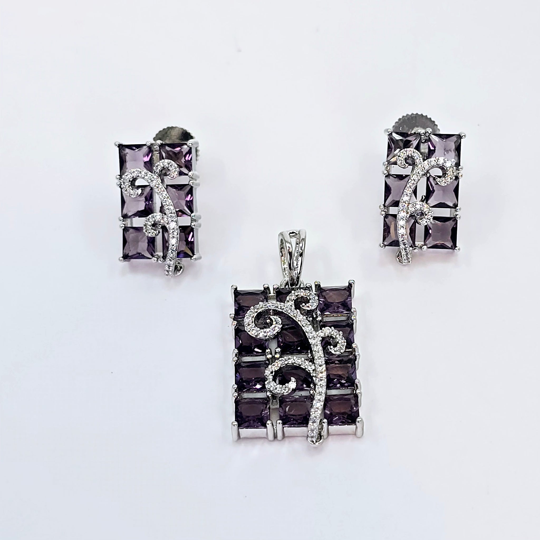 The Floris Whitegold A.D Pendant Earring