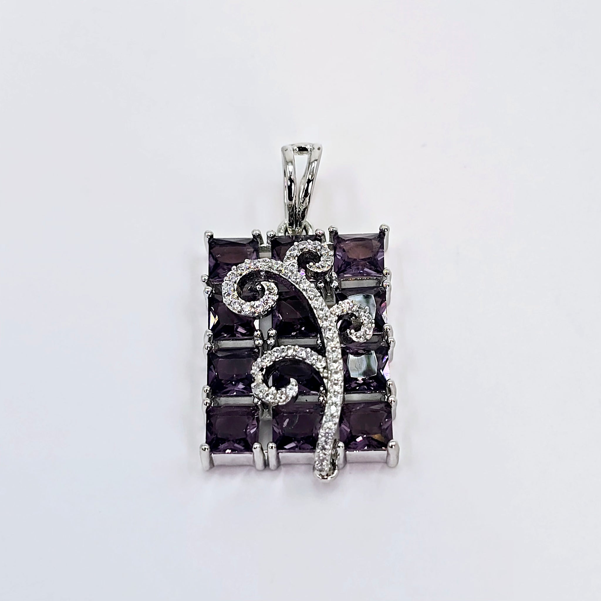 The Floris Whitegold A.D Pendant Earring