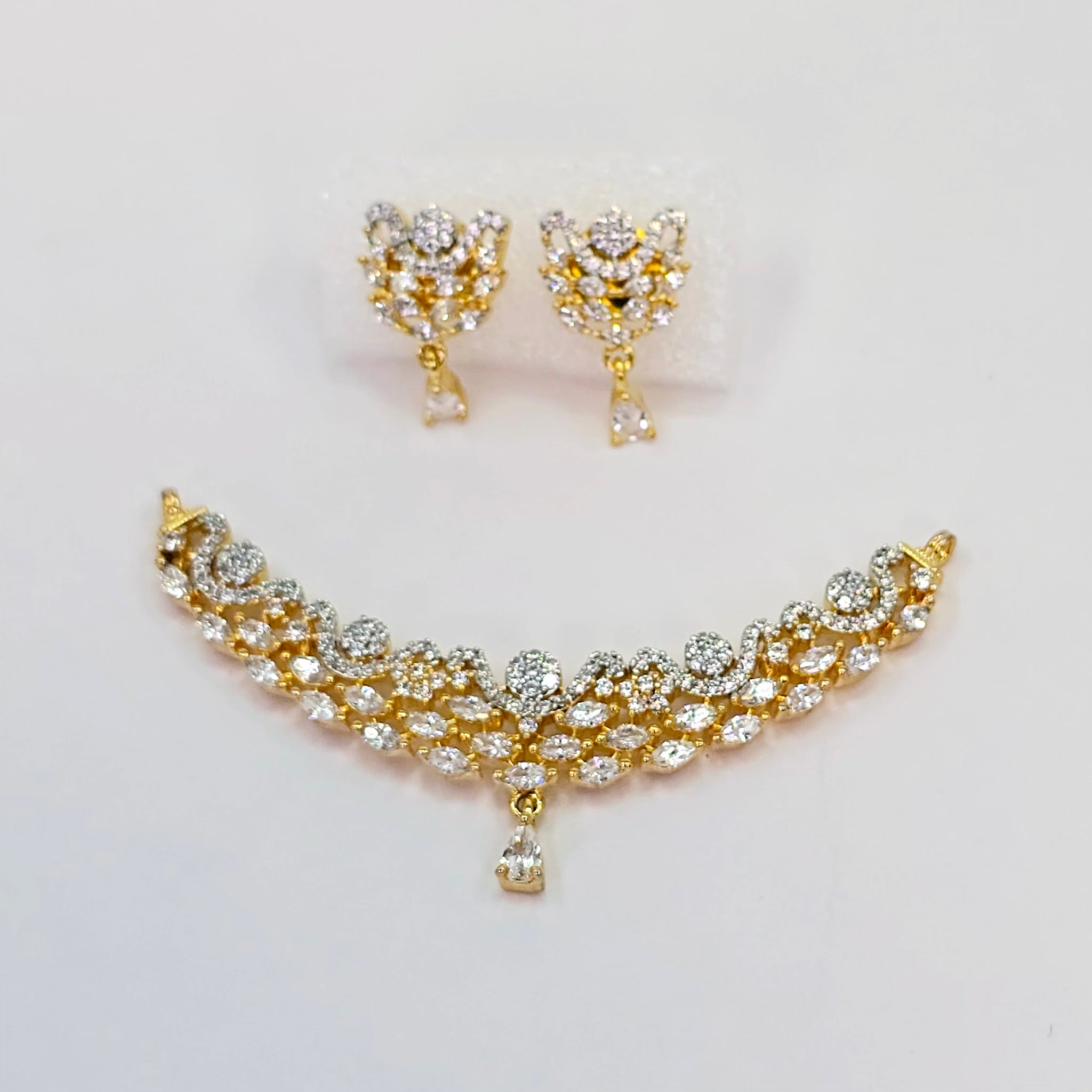 The Brina Yellowgold A.D Pendant Earring (M.S)