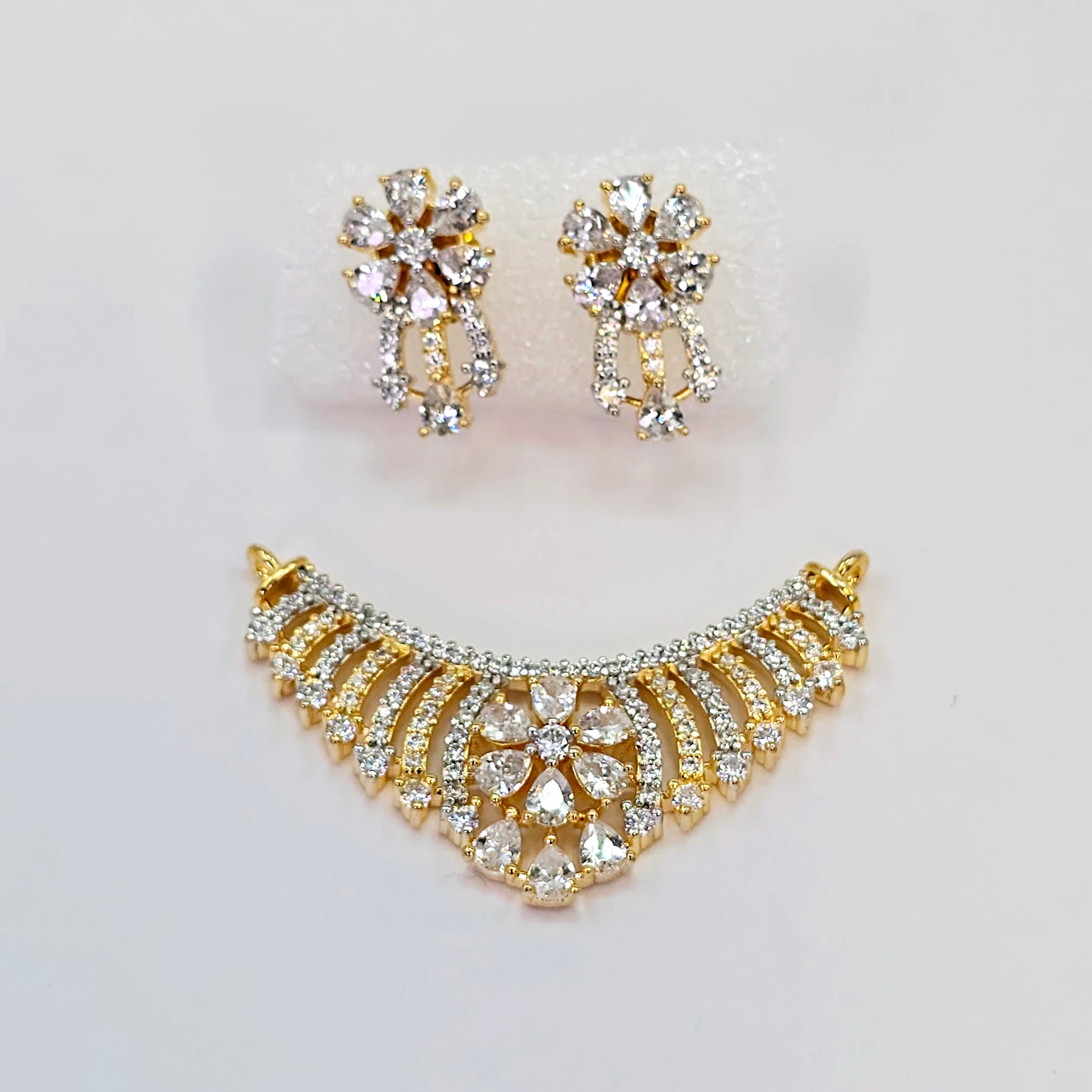 The Denika Yellowgold A.D Pendant Earring (M.S)
