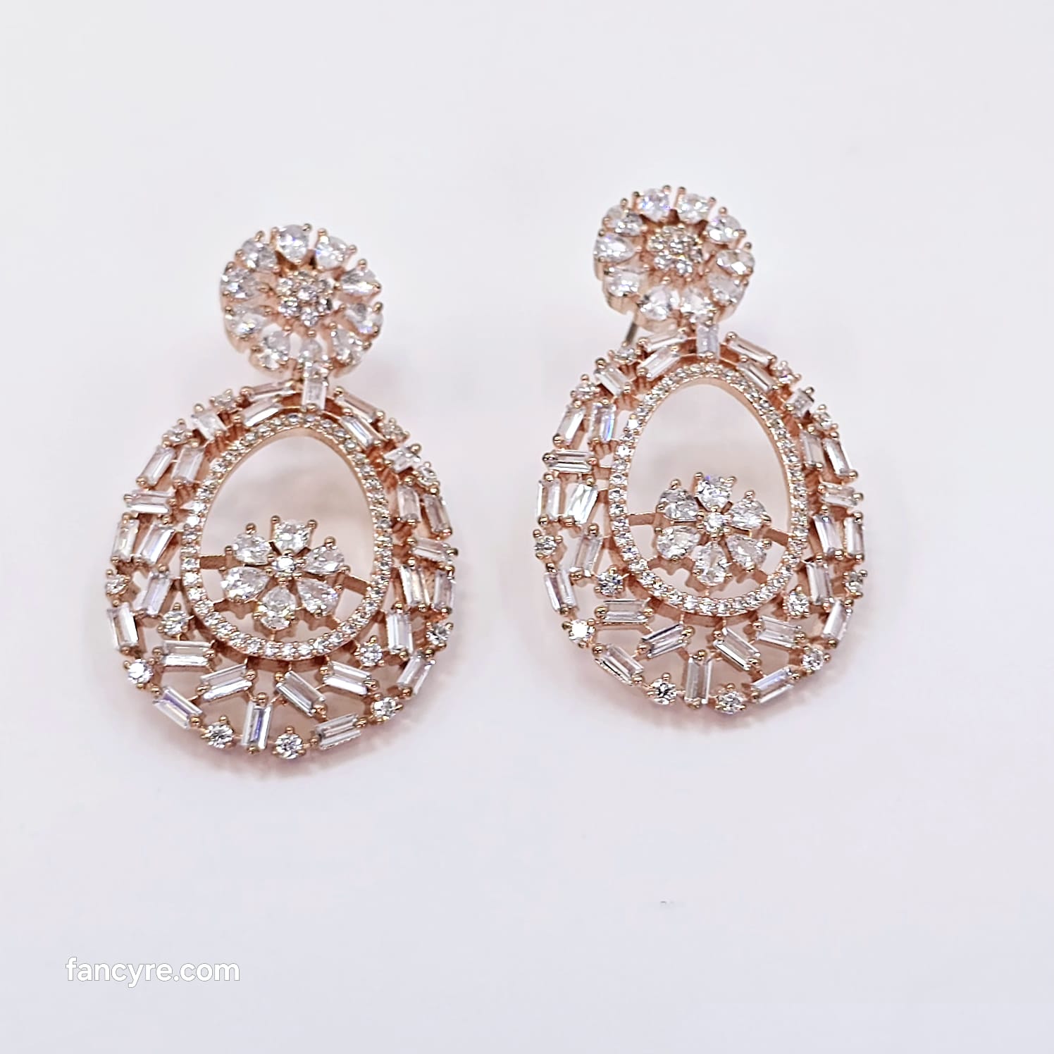 The Maniel rosegold A.D Earring