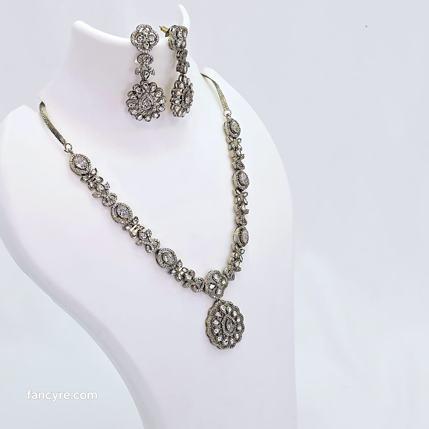 The Delyn Victorian Polish Necklace